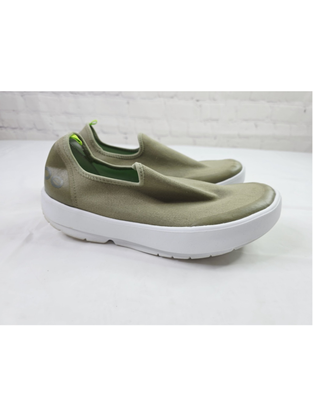 OOFOS OOmg Eezee Low Top Slip On Recovery Shoes Olive Green Womens Size 9